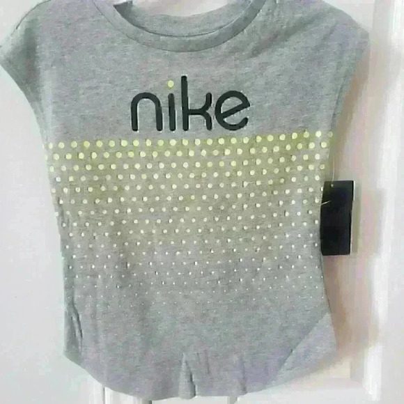 Nike Girls Grey T-shirt Size 6X - Picture 1 of 3